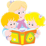 babcia-i-wnuki-czytajcy-40224702